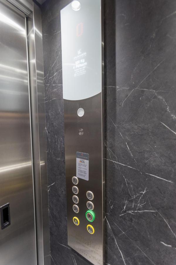 Varkiza Luxury Suites By Raise Vari  Bagian luar foto